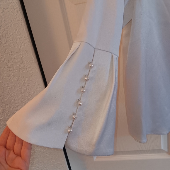 Alice + Oliva Bernice White Bell Sleeve Top. Size S. - Picture 4 of 10